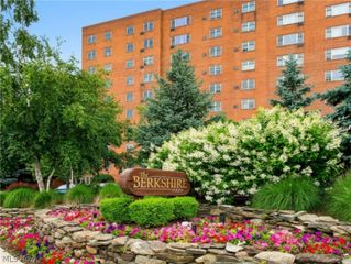 11820 Edgewater Drive 322, Lakewood, OH 44107