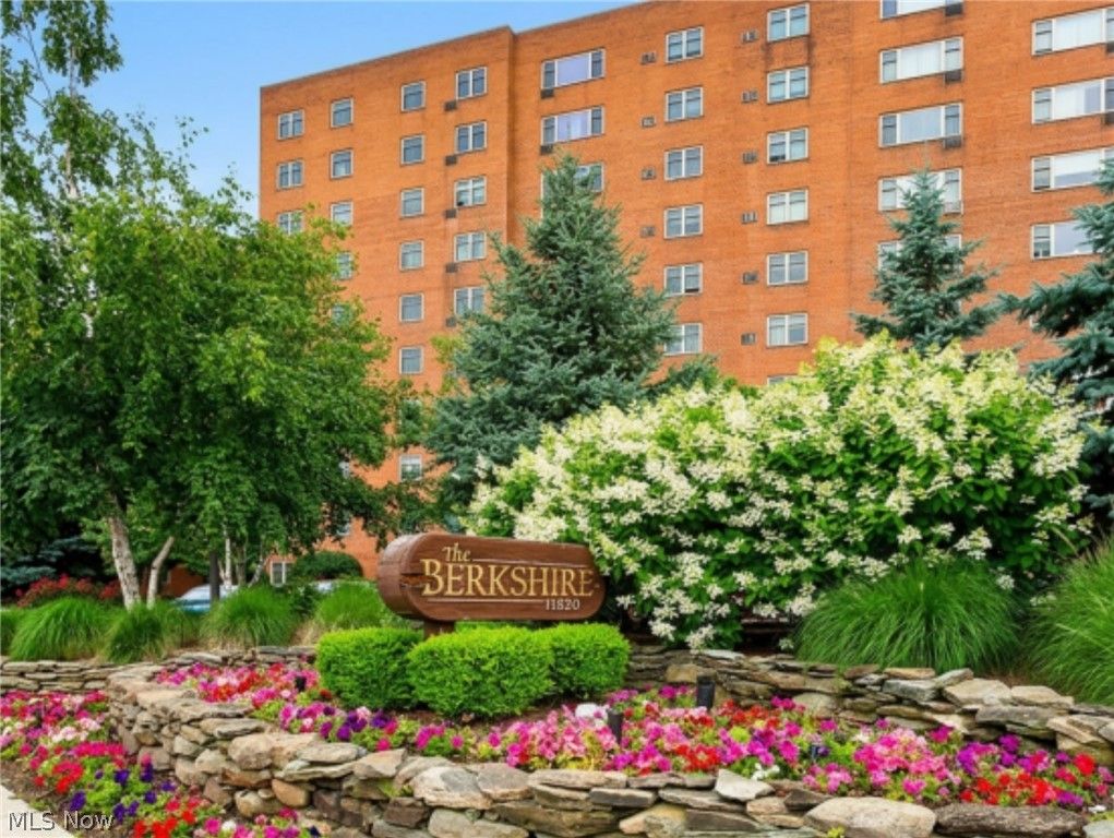 11820 Edgewater Drive 322, Lakewood, OH 44107