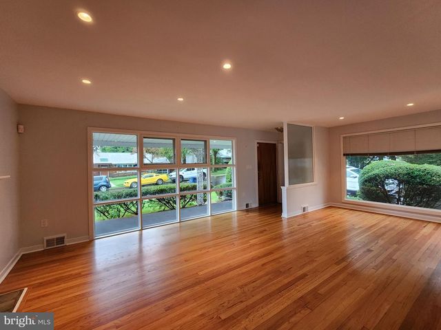 125 LAKEDALE DR, Lawrenceville, NJ 08648