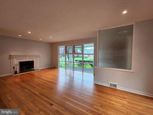 125 LAKEDALE DR, Lawrenceville, NJ 08648