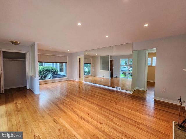 125 LAKEDALE DR, Lawrenceville, NJ 08648