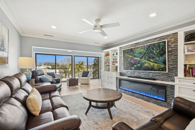 1 N Dee Road 3G, Park Ridge, IL 60068