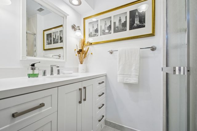 1 N Dee Road 3G, Park Ridge, IL 60068