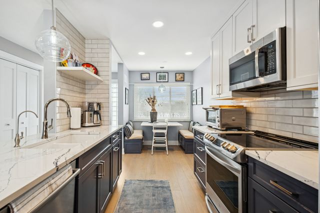 1 N Dee Road 3G, Park Ridge, IL 60068