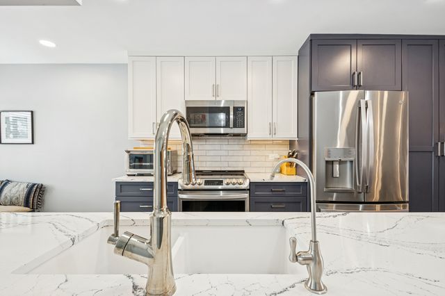 1 N Dee Road 3G, Park Ridge, IL 60068