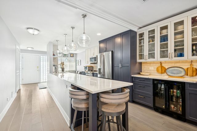 1 N Dee Road 3G, Park Ridge, IL 60068