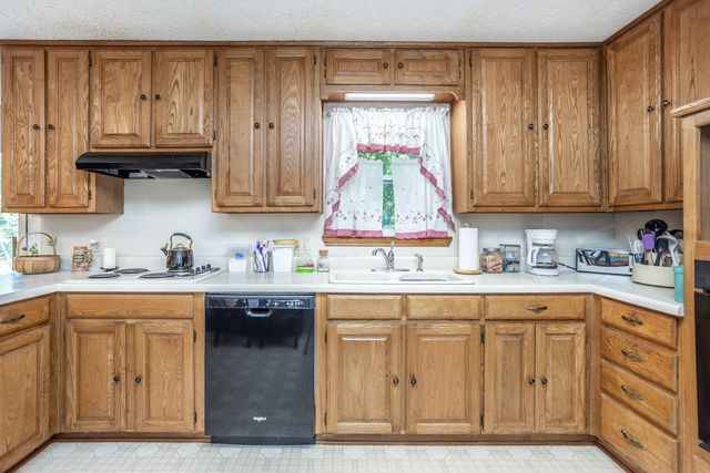 1904 Cypress Court, Gainesville, TX 76240