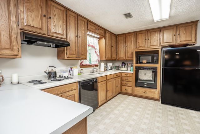 1904 Cypress Court, Gainesville, TX 76240