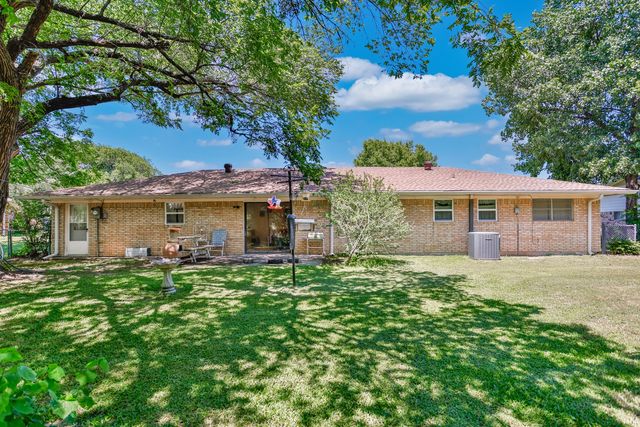 1904 Cypress Court, Gainesville, TX 76240