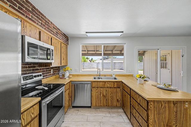 2619 E BLUEFIELD Avenue, Phoenix, AZ 85032