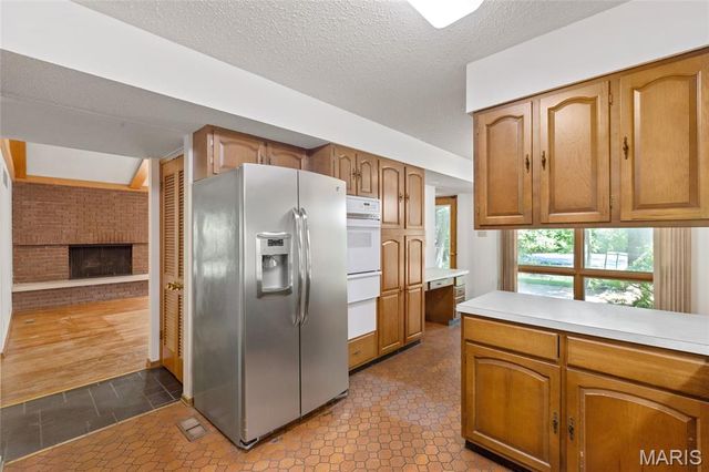 16 Meadowbrook Country Club Estate, Ballwin, MO 63011