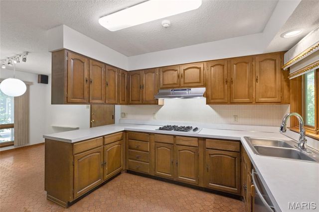 16 Meadowbrook Country Club Estate, Ballwin, MO 63011