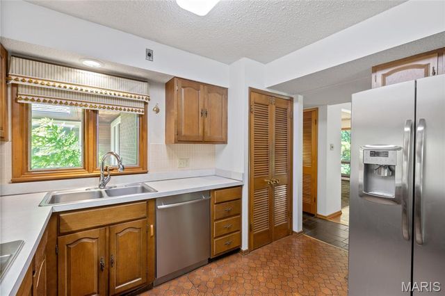 16 Meadowbrook Country Club Estate, Ballwin, MO 63011