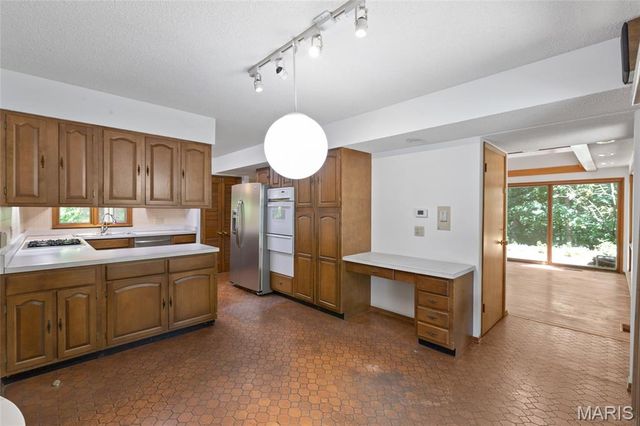 16 Meadowbrook Country Club Estate, Ballwin, MO 63011