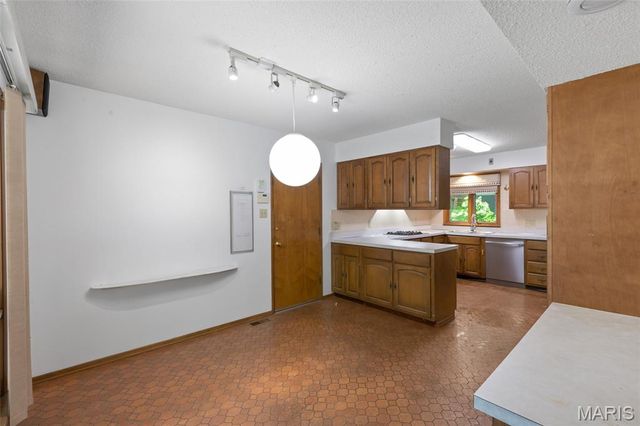 16 Meadowbrook Country Club Estate, Ballwin, MO 63011