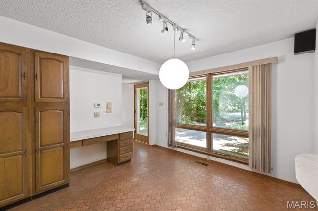 16 Meadowbrook Country Club Estate, Ballwin, MO 63011
