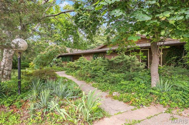 16 Meadowbrook Country Club Estate, Ballwin, MO 63011