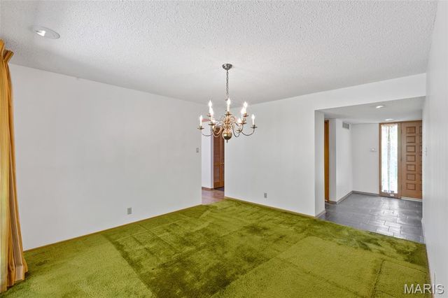 16 Meadowbrook Country Club Estate, Ballwin, MO 63011