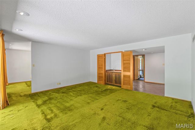 16 Meadowbrook Country Club Estate, Ballwin, MO 63011
