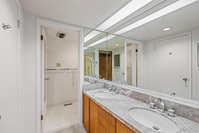 16 Meadowbrook Country Club Estate, Ballwin, MO 63011