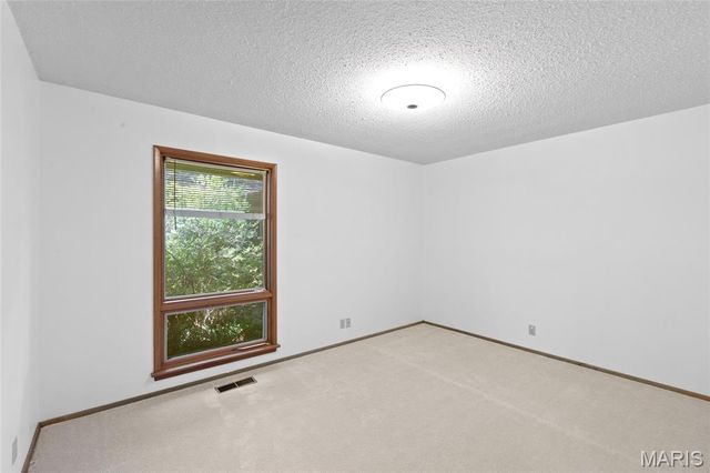 16 Meadowbrook Country Club Estate, Ballwin, MO 63011