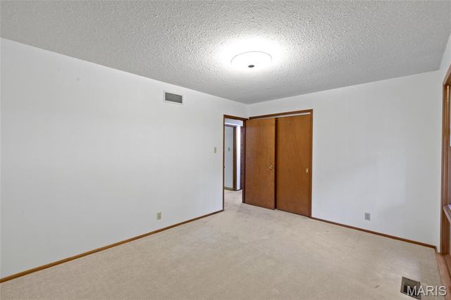 16 Meadowbrook Country Club Estate, Ballwin, MO 63011