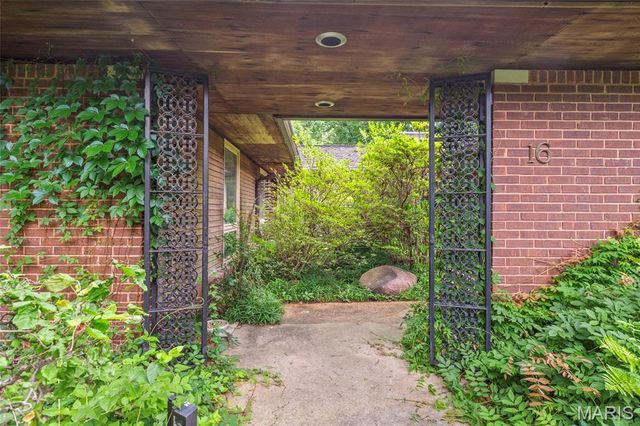 16 Meadowbrook Country Club Estate, Ballwin, MO 63011