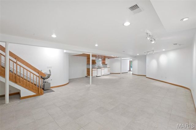 16 Meadowbrook Country Club Estate, Ballwin, MO 63011