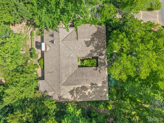 16 Meadowbrook Country Club Estate, Ballwin, MO 63011