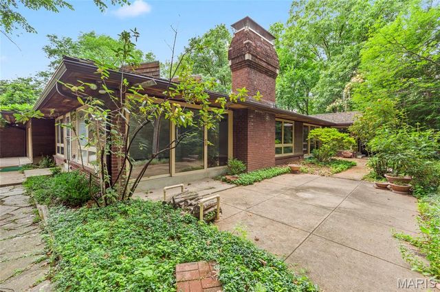 16 Meadowbrook Country Club Estate, Ballwin, MO 63011