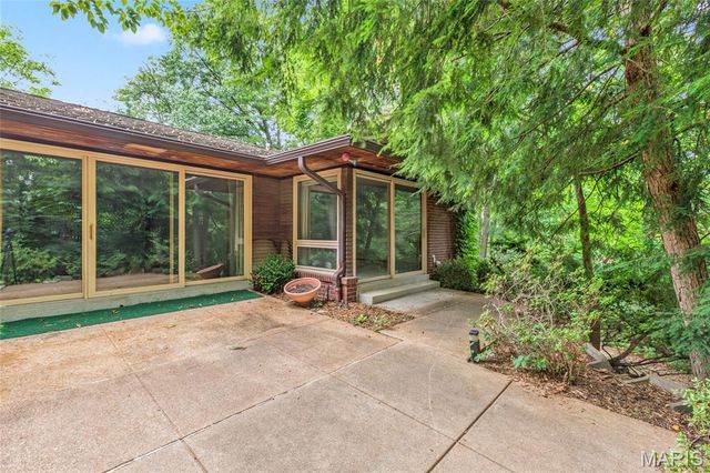 16 Meadowbrook Country Club Estate, Ballwin, MO 63011
