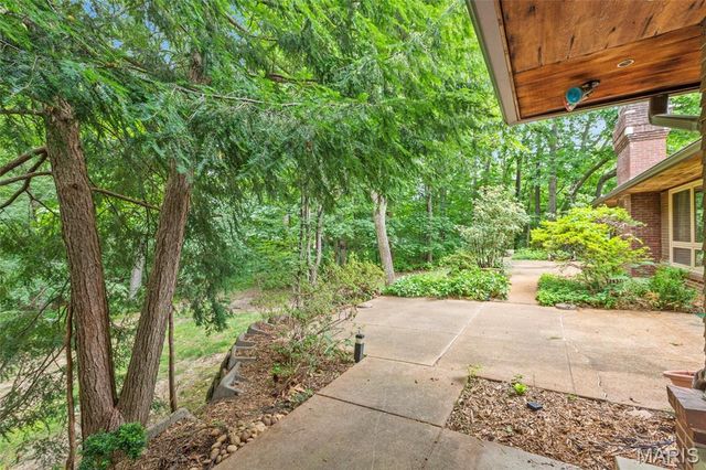 16 Meadowbrook Country Club Estate, Ballwin, MO 63011
