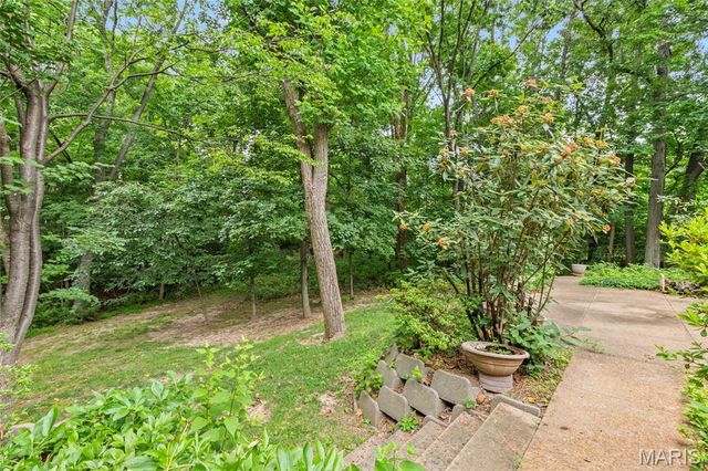 16 Meadowbrook Country Club Estate, Ballwin, MO 63011