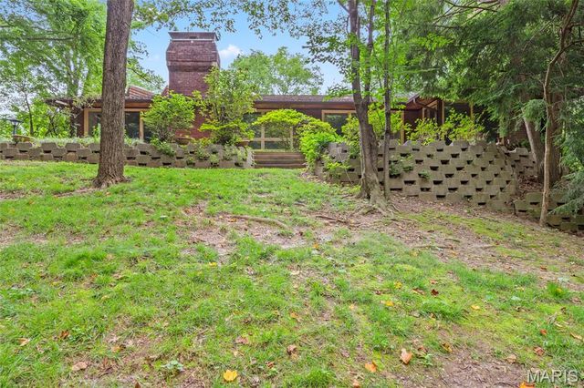 16 Meadowbrook Country Club Estate, Ballwin, MO 63011