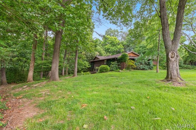16 Meadowbrook Country Club Estate, Ballwin, MO 63011