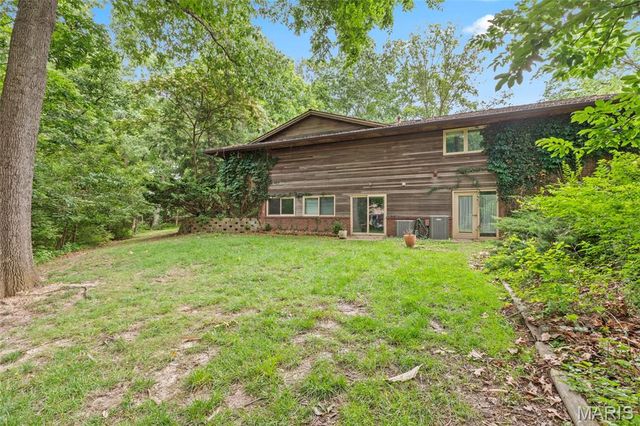 16 Meadowbrook Country Club Estate, Ballwin, MO 63011