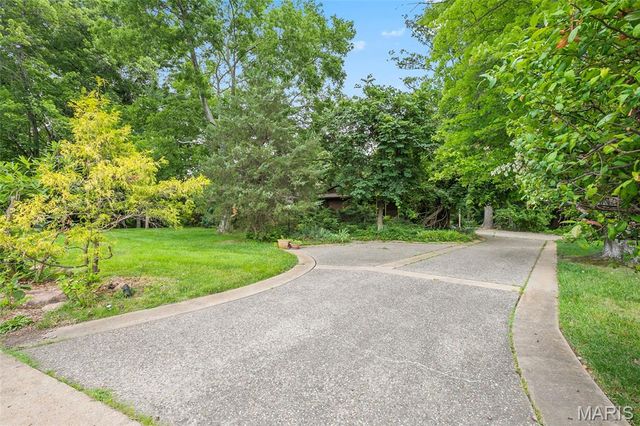 16 Meadowbrook Country Club Estate, Ballwin, MO 63011