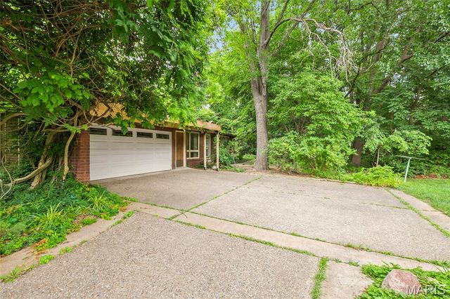 16 Meadowbrook Country Club Estate, Ballwin, MO 63011