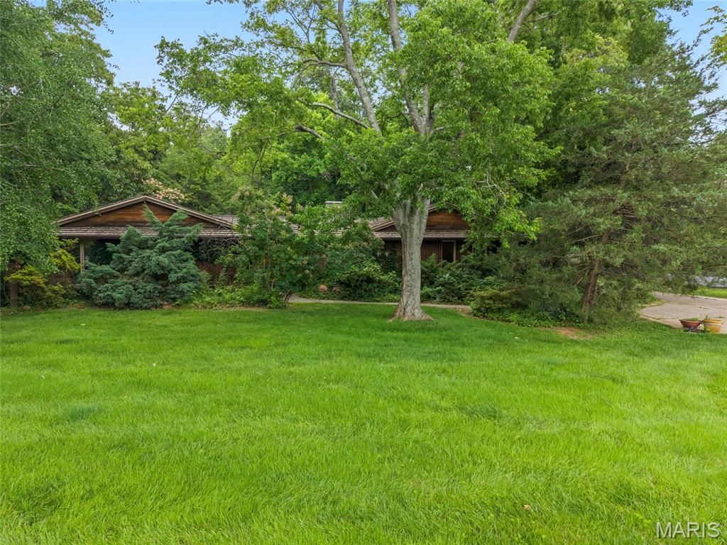 16 Meadowbrook Country Club Estate, Ballwin, MO 63011