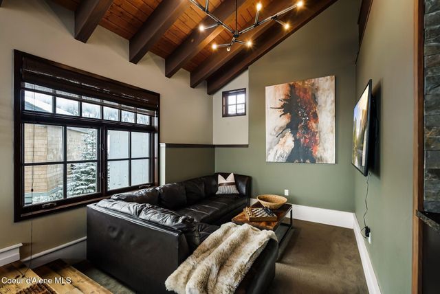 91 Village Ln, Sandpoint, ID 83864