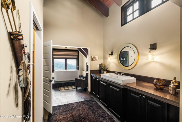 91 Village Ln, Sandpoint, ID 83864