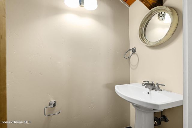 91 Village Ln, Sandpoint, ID 83864