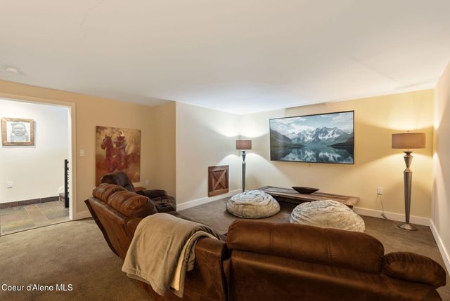 91 Village Ln, Sandpoint, ID 83864