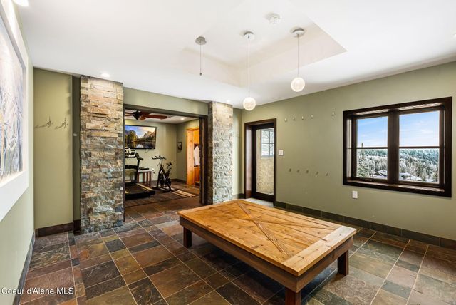 91 Village Ln, Sandpoint, ID 83864