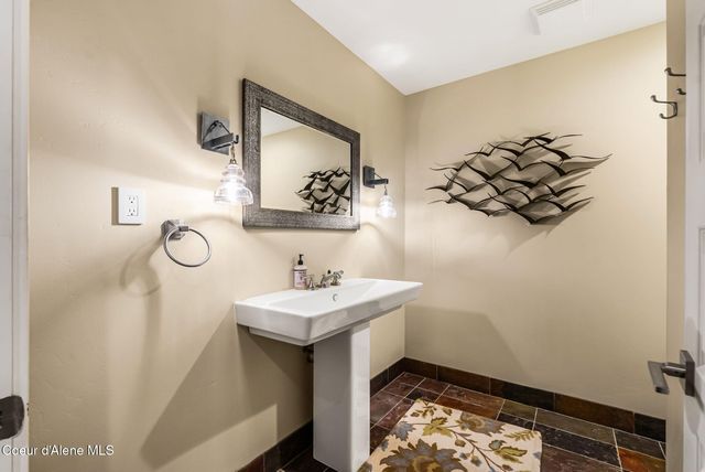 91 Village Ln, Sandpoint, ID 83864