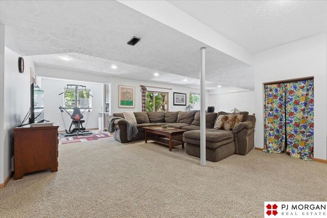 16463 Monroe Street, Omaha, NE 68135