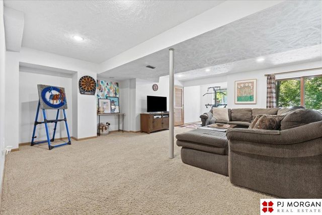 16463 Monroe Street, Omaha, NE 68135