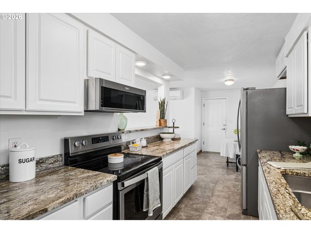 3820 KENDRA St, Eugene, OR 97404