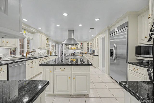 117 Plainview Road, Woodbury, NY 11797
