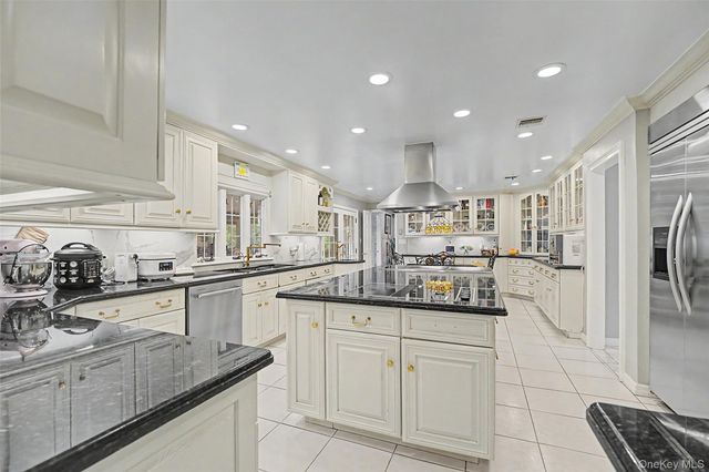 117 Plainview Road, Woodbury, NY 11797
